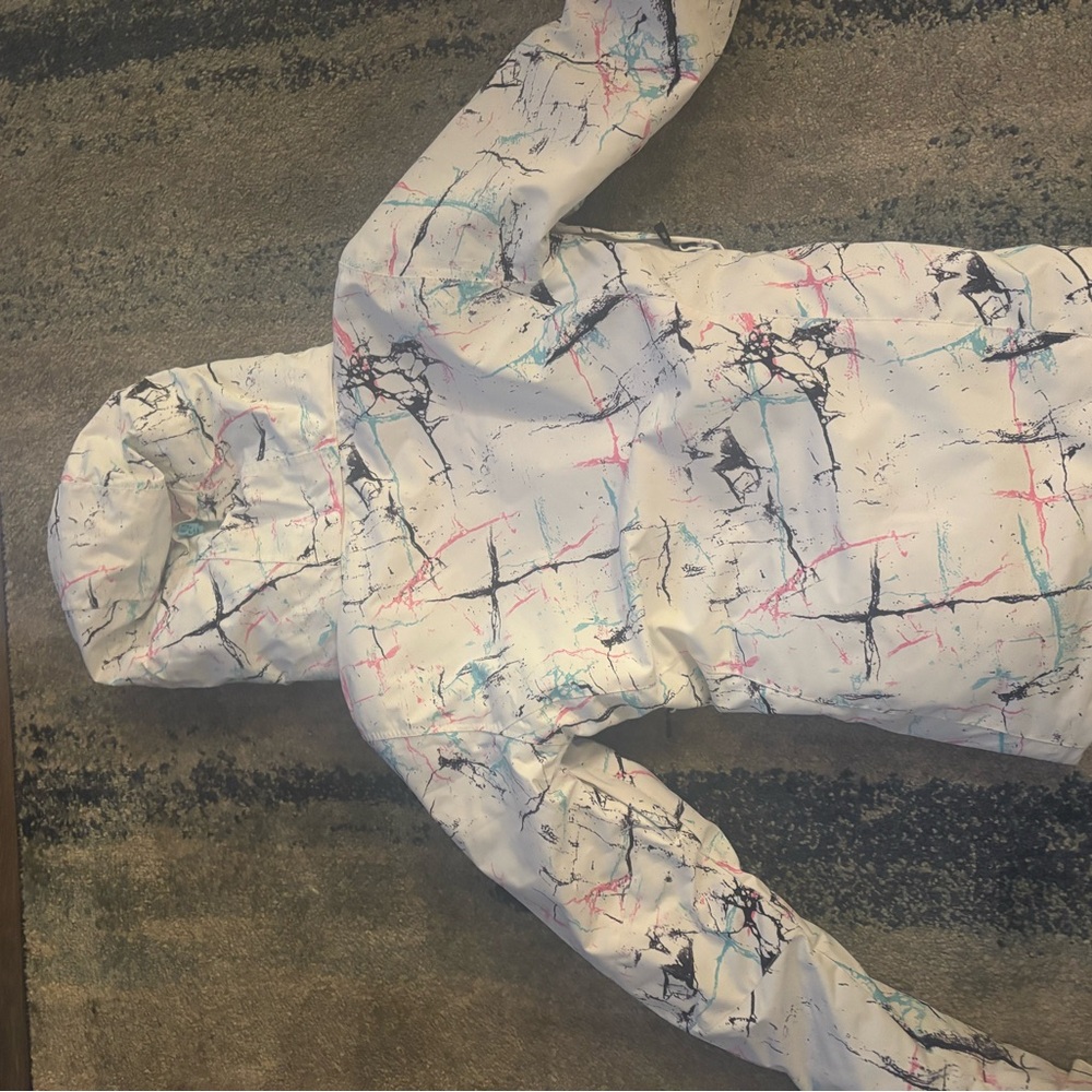 Stylish Hooded Ski Jacket with Abstract Design